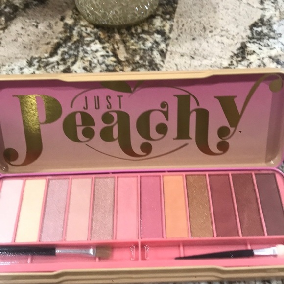 Just peachy woman,s eyeshadow - Picture 2 of 4